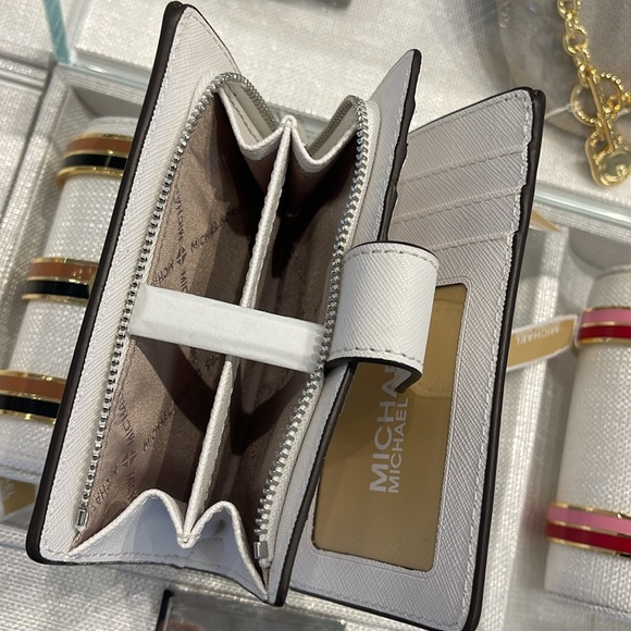 Michael Kors Medium Saffiano Leather Bifold Wallet
Optic White
NWT - Picture 9 of 16